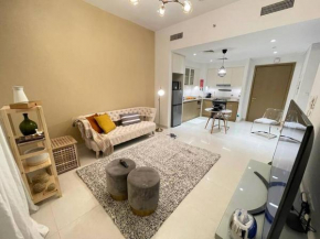 Contemporary 1BR condo with pool at Creek Harbour